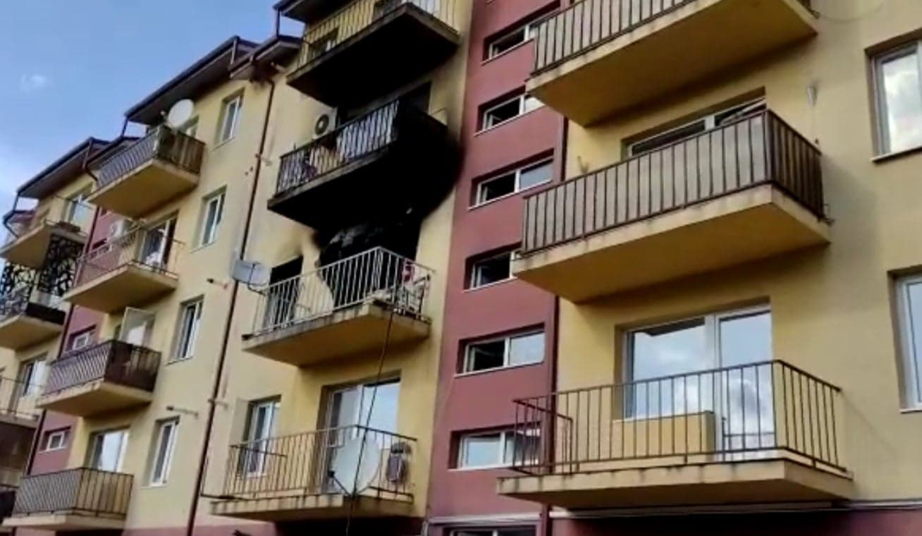 Trei etaje ale unui bloc din Florești