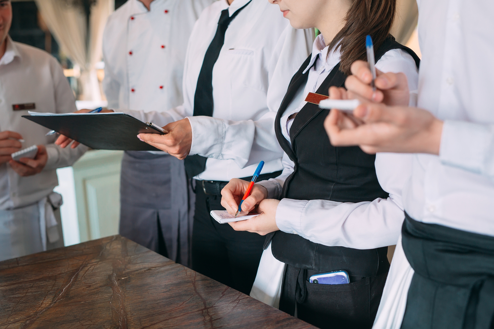 Angajatorii din HoReCa au scos la bătaie peste 11.000 de locuri de muncă în ţară şi în străinătate/ FOTO: depositphotos.com