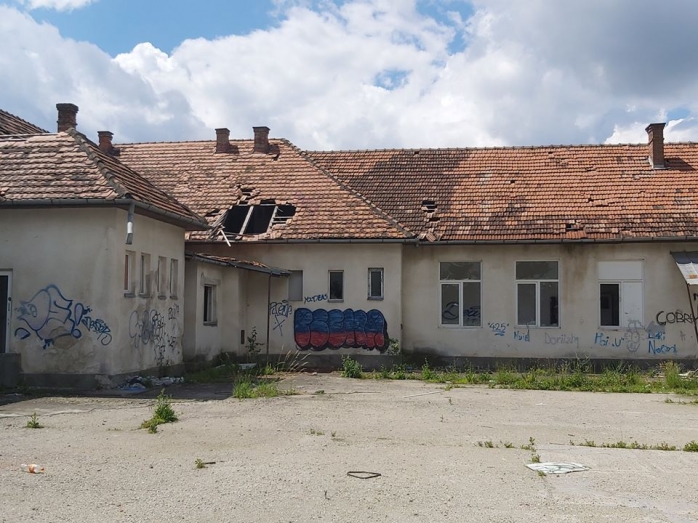 Fosta școală de pe Calea Baciului