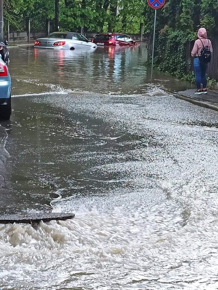 O ploaie puternică a creat haos în Cluj-Napoca. FOTO: Info Trafic