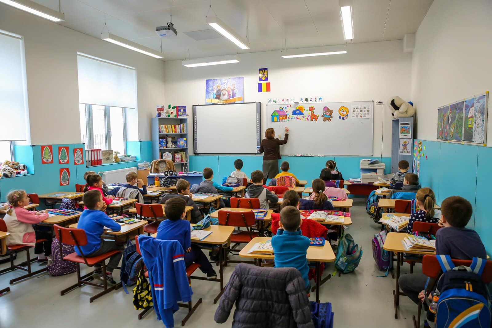 A avut loc Evaluarea Națională la limba română pentru elevii de clasa a II-a. Foto: Facebook/ Emil Boc.
