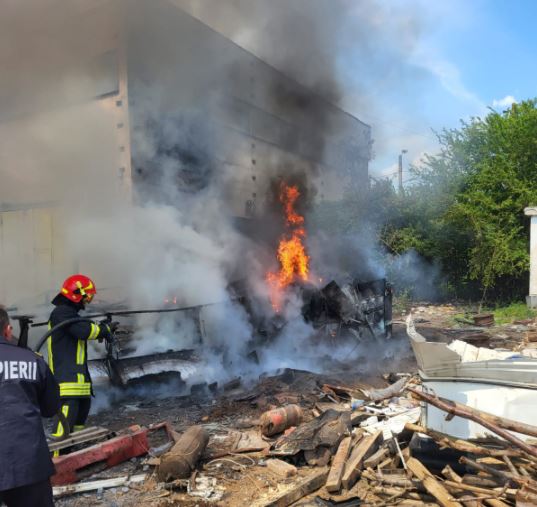 Incendiu care a cuprins un autobuz și o hală