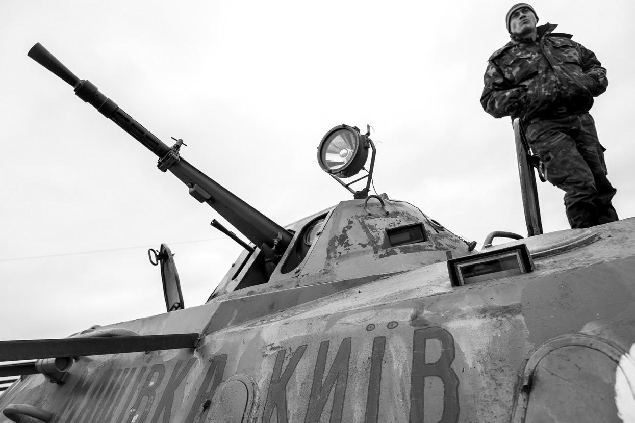 Militar ucrainean în așteptarea luptei cu forțele fidele Rusiei din estul Ucrainei. Autoproclamatele republici populare ale Donețkului