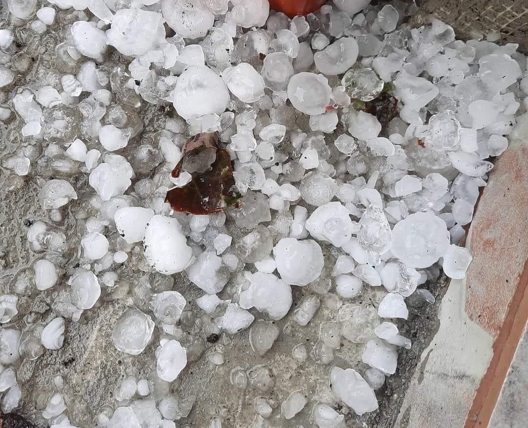 Grindină de mari dimensiuni în Dej. FOTO: Facebook