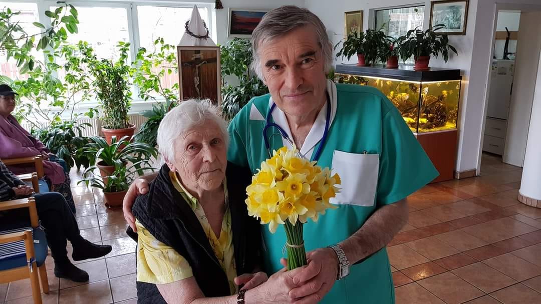 Medicul Szentágotai Loránt alaături de o pacientă