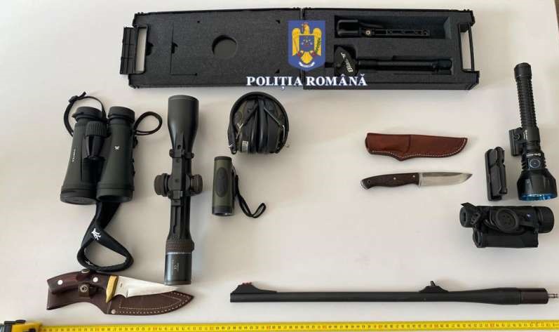 Polițiștii i-au prins cu ursul mort în mașină/ FOTO: IPJ Bistrița-Năsăud