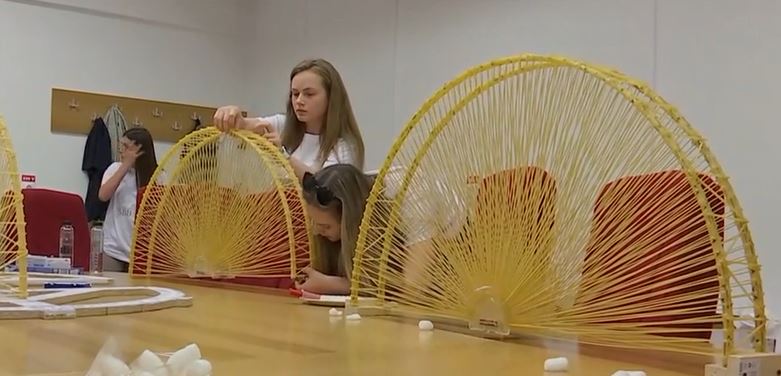 Studenții de la UTCN Cluj au construit un pod din SPAGHETE / Foto: captură ecran - observatornews.ro