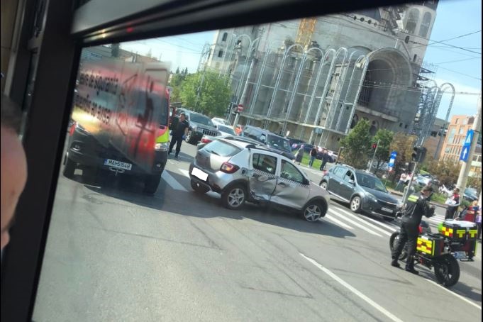 Accident în Piața Cipariu! Două mașini sunt implicate