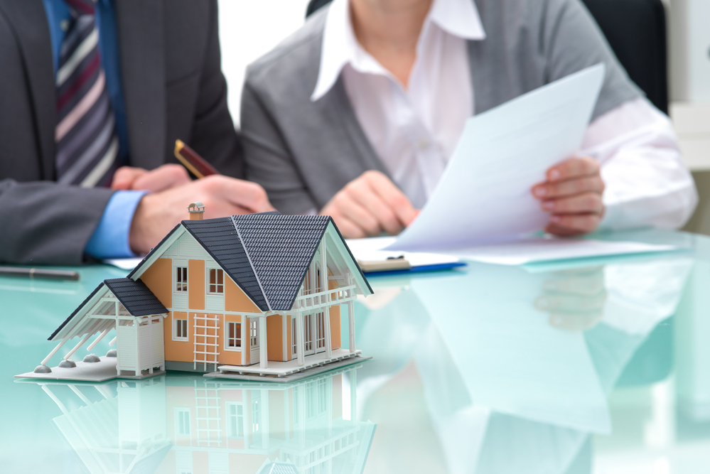 Discuție cu un agent imobiliar / Foto: depositphotos.com