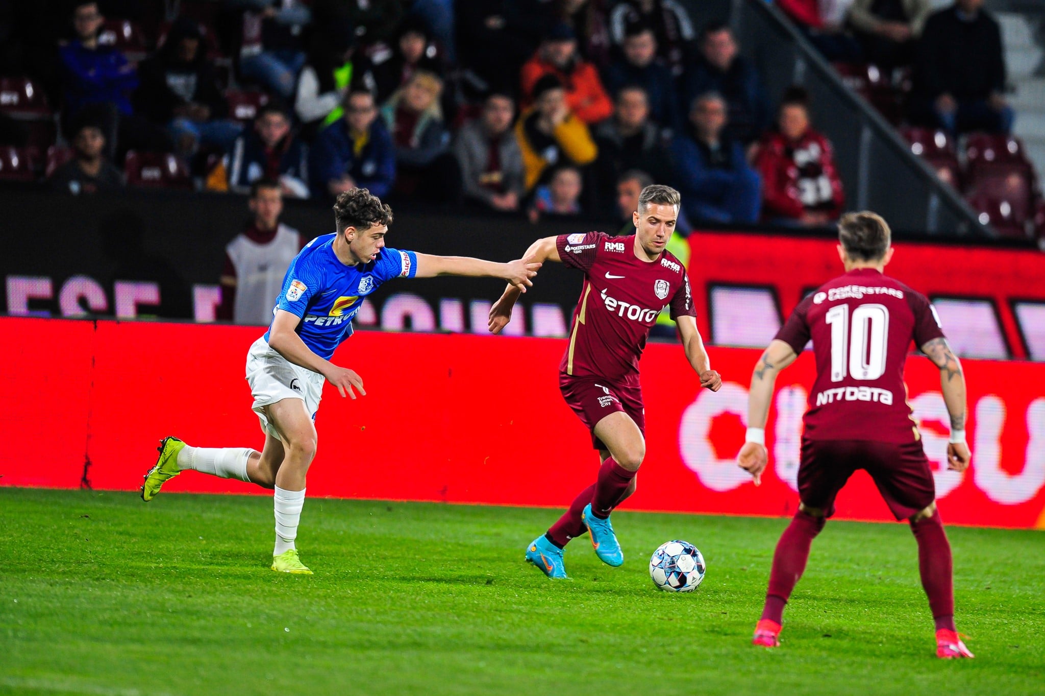 CFR Cluj joacă în primul meci cu VAR din România. FOTO: CFR Cluj Facebook