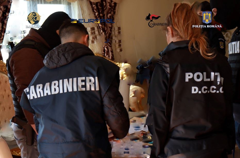 Percheziții în Germania și Italia