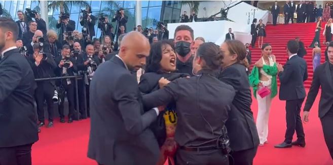 O femeie a protestat dezbrăcată față de violurile comise de soldații ruși în Ucraina pe covorul roșu de la Cannes / Foto: Kyle Buchanan - captură ecran video Twitter