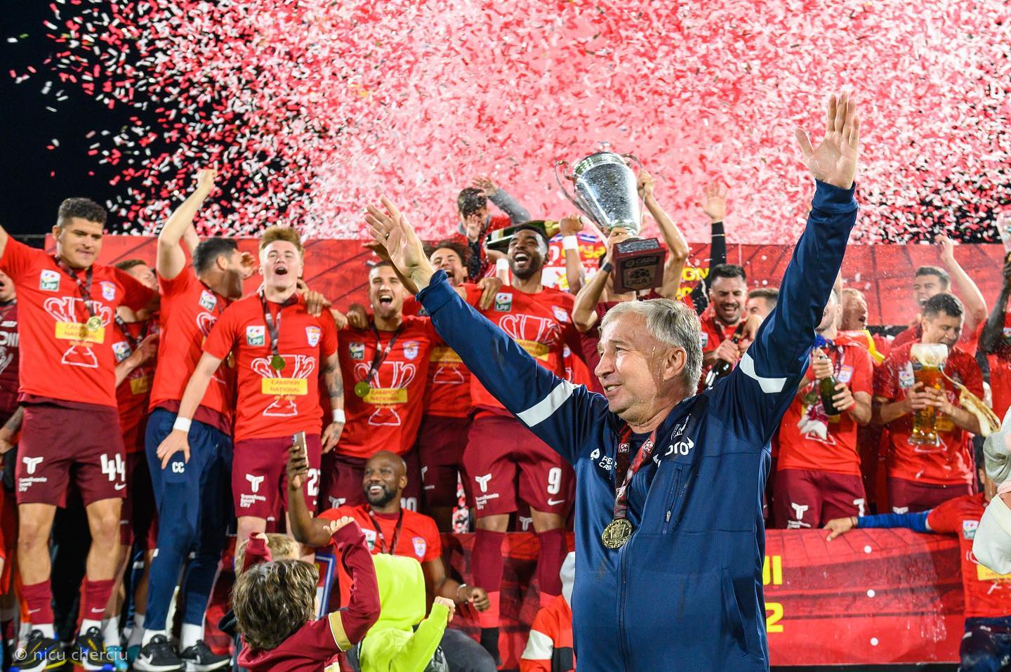 Dan Petrescu a fost criticat de Ilie Dumitrescu după ultimul meci din sezonul 2021/2022. FOTO: CFR Cluj 1907 Facebook