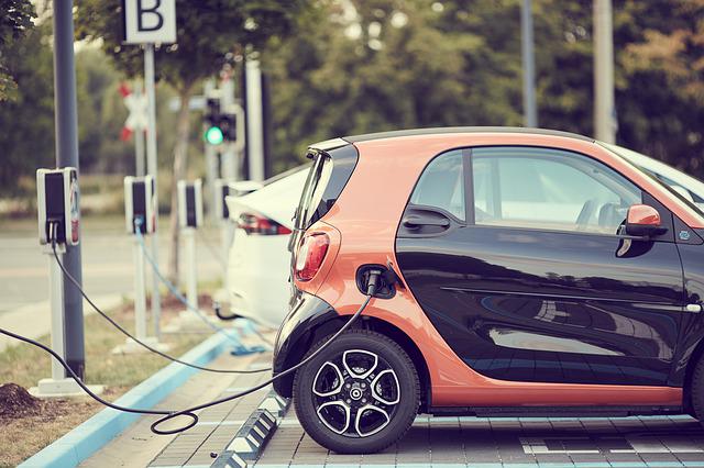 Maşinile hibride şi electrice sunt preferate de aproape jumătate dintre consumatorii români/ FOTO: pixabay.com