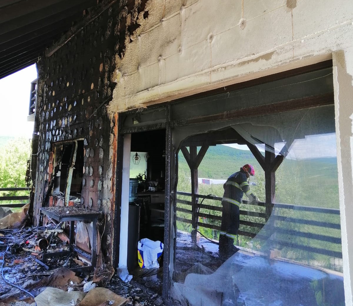 Cauza probabilă a incendiului a fost o țigară lăsată nesupravegheată pe terasă/ FOTO: ISU Cluj