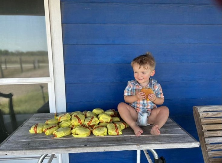 O femeie din Texas (SUA) s-a trezit la uşă cu o comandă de 31 de hamburgeri