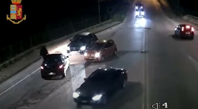 Momentul în care fotbalistul român este oprit în trafic de fanii lui Avellino. FOTO: Captură Youtube