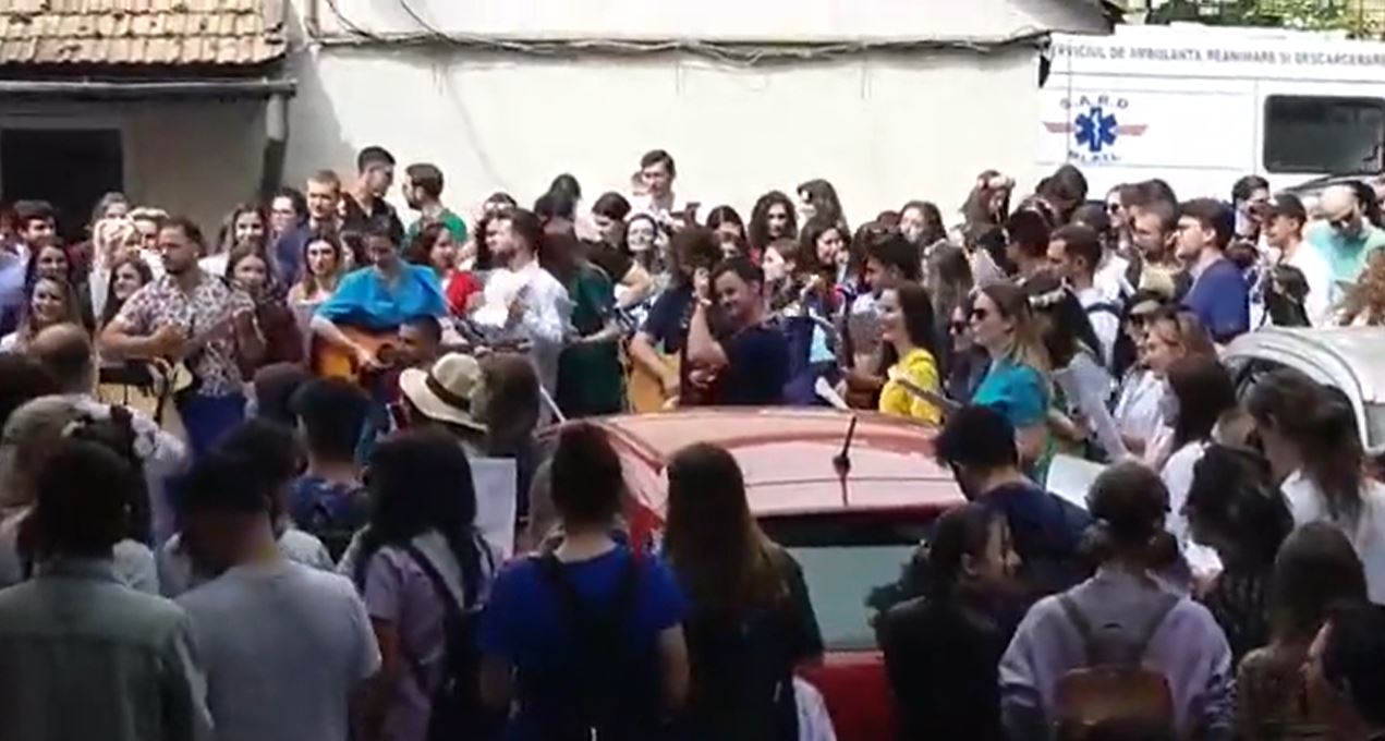 Absolvenții UMF Cluj au făcut show la serenadă / Foto: Facebook - captură ecran