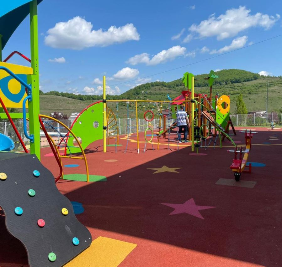 Locuri de joacă de la două grădinițe din Florești