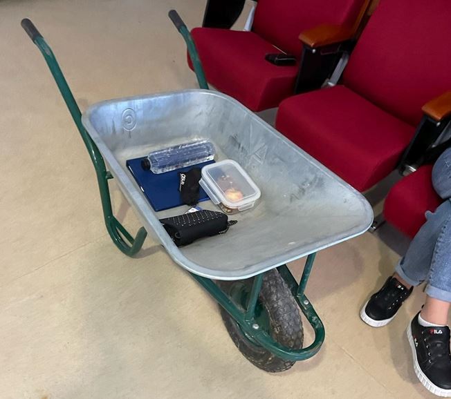 POZA ZILEI. Un student de la UBB a intrat în sala de curs cu o roabă / Sursă: Facebook - Dorin Spoaller