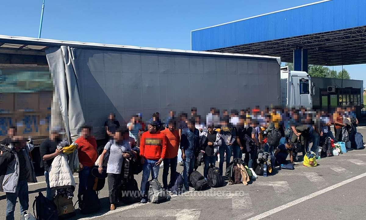 Persoanele au fost preluate şi transportate la sediul sectorului pentru cercetări/ Foto: politiadefrontiera.ro
