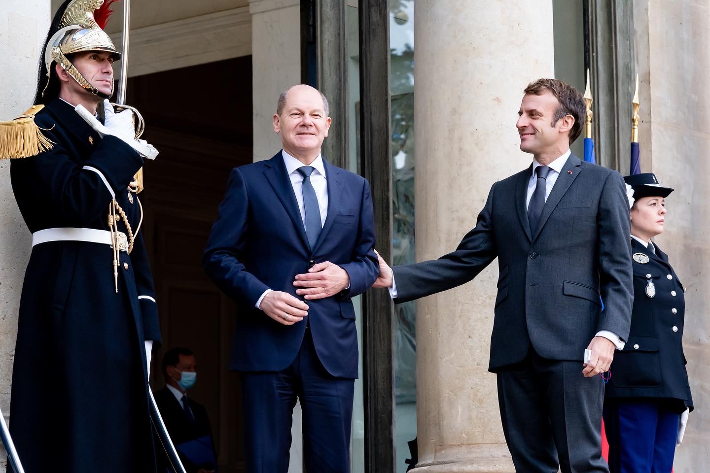 Emmanuel Macron şi Olaf Scholz i-au cerut lui Vladimir Putin să-i elibereze pe cei 2.500 de luptători retraşi în complexul siderurgic Azovstal / Foto: Emmanuel Macron - Facebook