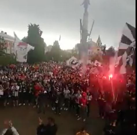 Sute de fani ai lui „U” Cluj s-au adunat în Piața Avram Iancu / Foto: captură ecran Facebook - Paul Gheorgheci