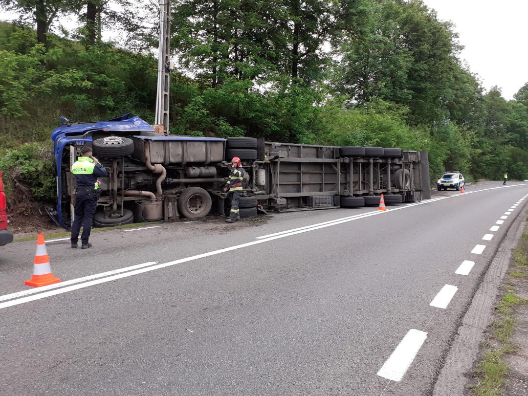 Camion răsturnat laBucea.Foto: ISU Cluj