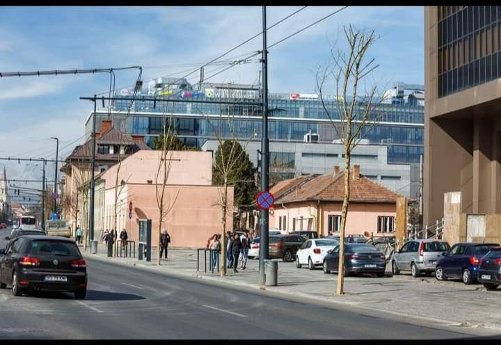 Oameni pe stradă. Sursa foto: Facebook Emil Boc