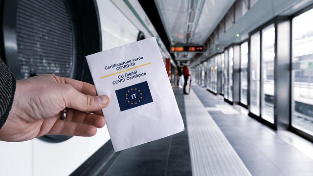 Italienii vor trebui totuşi să poarte măşti sanitare în transportul public