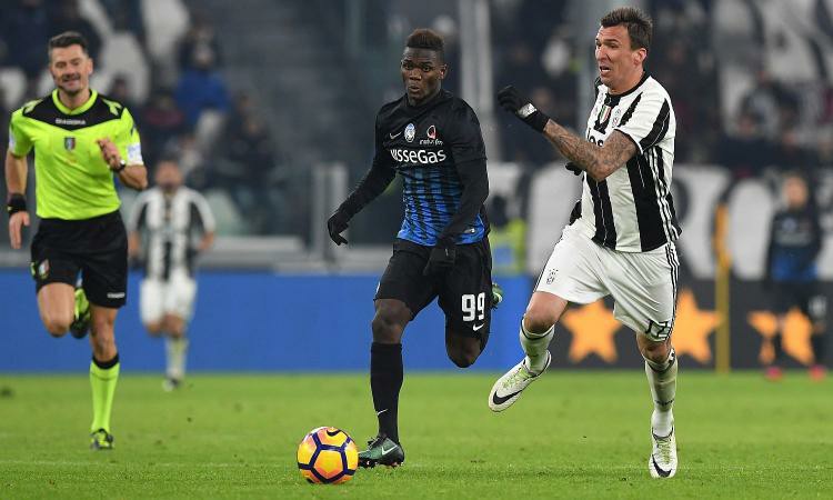Emmanuel Latte Lath într-un duel cu Mario Mandzukic. FOTO: Latte Lath Facebook