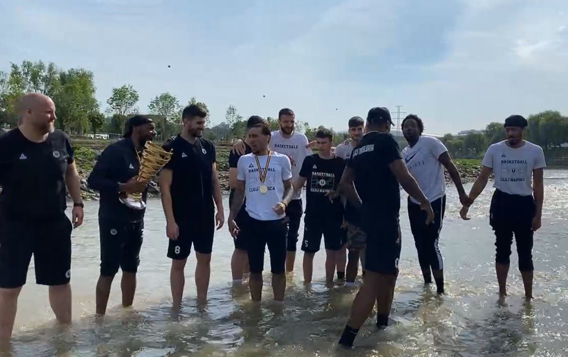 Jucătorii de la U-BT Cluj s-au întors acasă și au făcut „baie” în Someș cu cupa / Foto: captură ecran - video Facebook / U-BT Cluj-Napoca