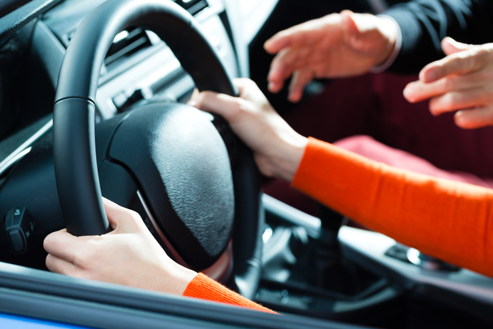 Poliţiştii Serviciului de Investigare a Criminalităţii Economice au întocmit patru dosare penale unor persoane care administrează şcoli de şoferi/ Foto: depositphotos.com