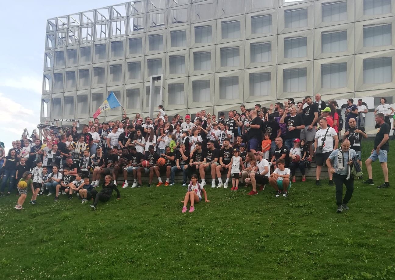 Sute de fani ai echipei de baschet U-BT Cluj-Napoca