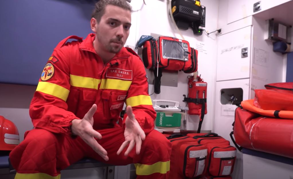 Paramedic din Cluj: „Există situații clare în care trebuie să suni la 112” / Foto: YouTube - Dr. Paul Oargă