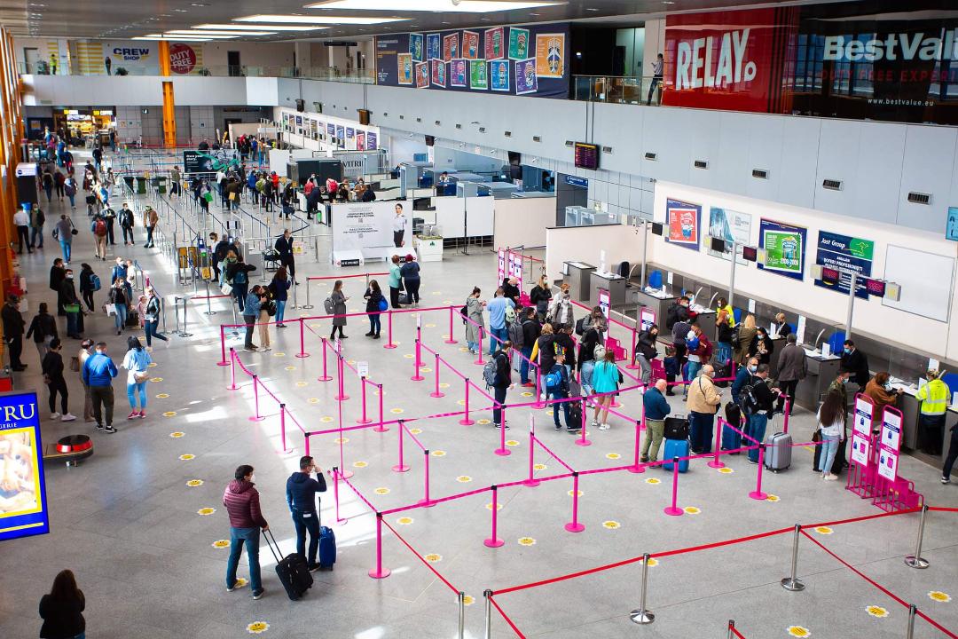 Pasageri pe Aeropotul Internaţional Avram Iancu Cluj. Sursa foto: facebook Aeroportul Internaţional Cluj