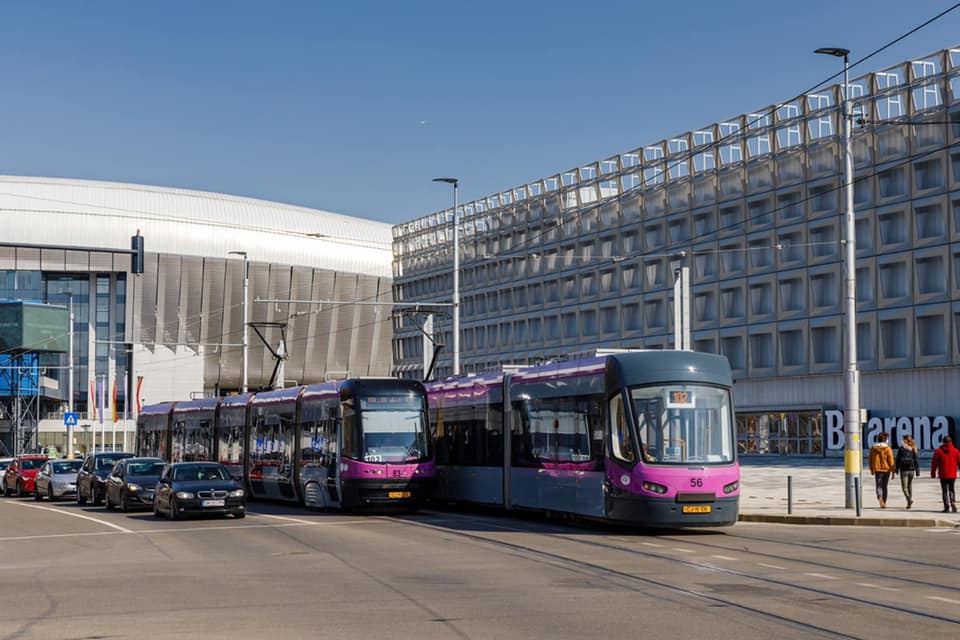 Tramvai si autobuz in trafic
