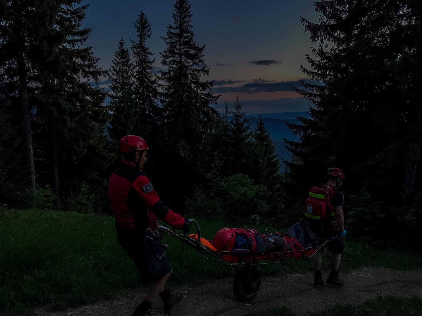 Salvamontiștii din Neamț în timpul misiunii de salvare. FOTO: Salvamont Neamț