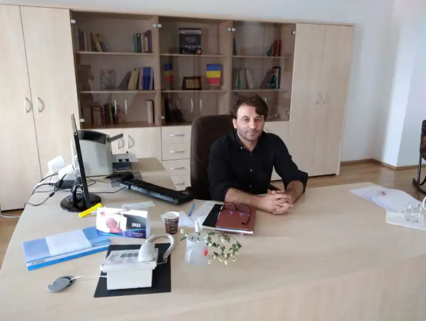 Un absolvent al Facultății de Istorie din Cluj „revoluționează” o bibliotecă din Sibiu / Foto: mesageruldesibiu.ro