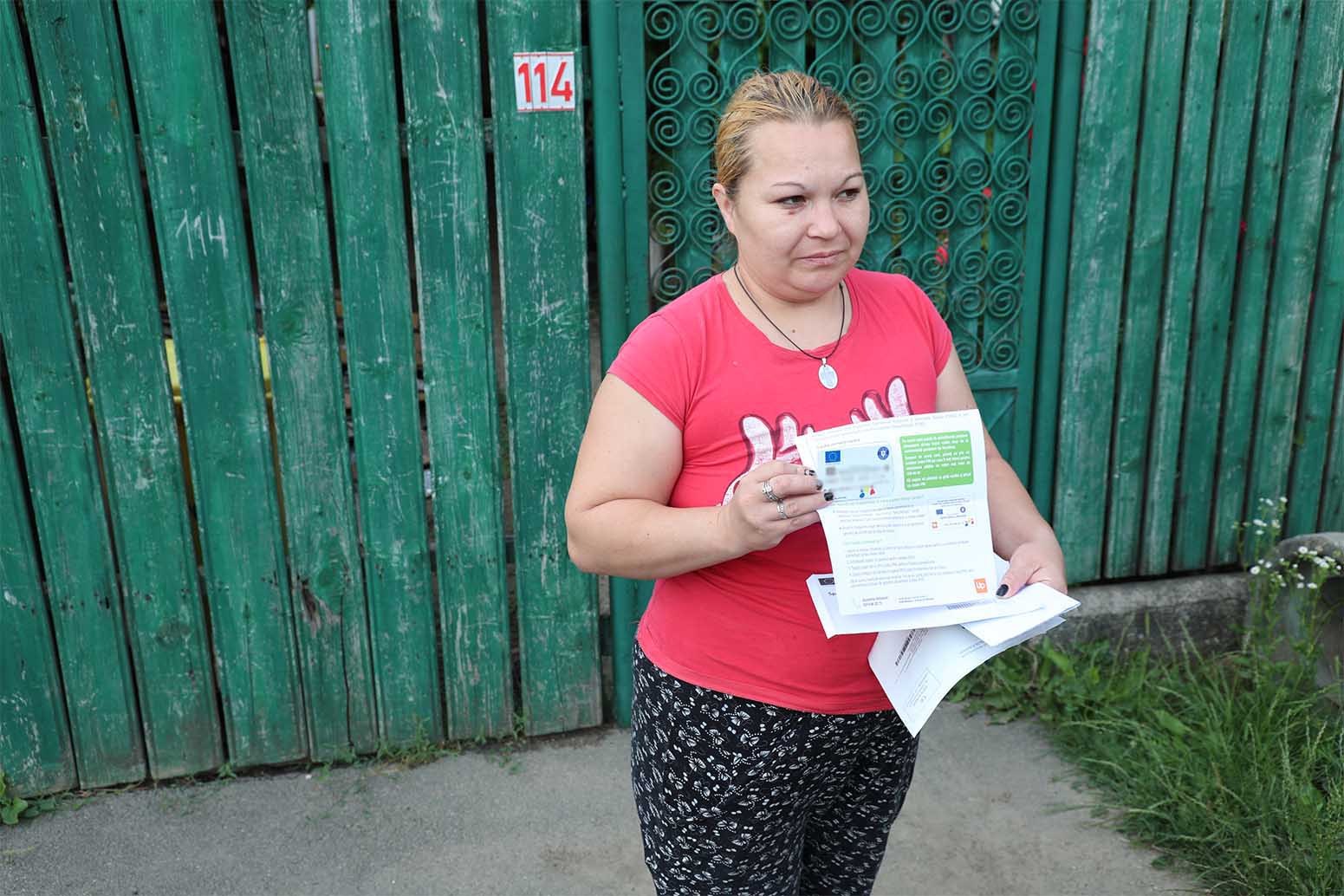 Vouchere sociale au început să ajungă la români. FOTO: Poșta Română