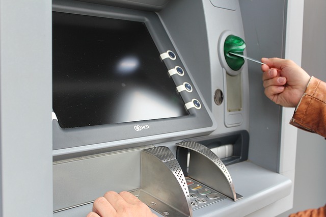 O clujeancă a fost condamnată pentru că a scos aproape 200 mii de lei de pe cardul soacrei / Foto: pixabay.com