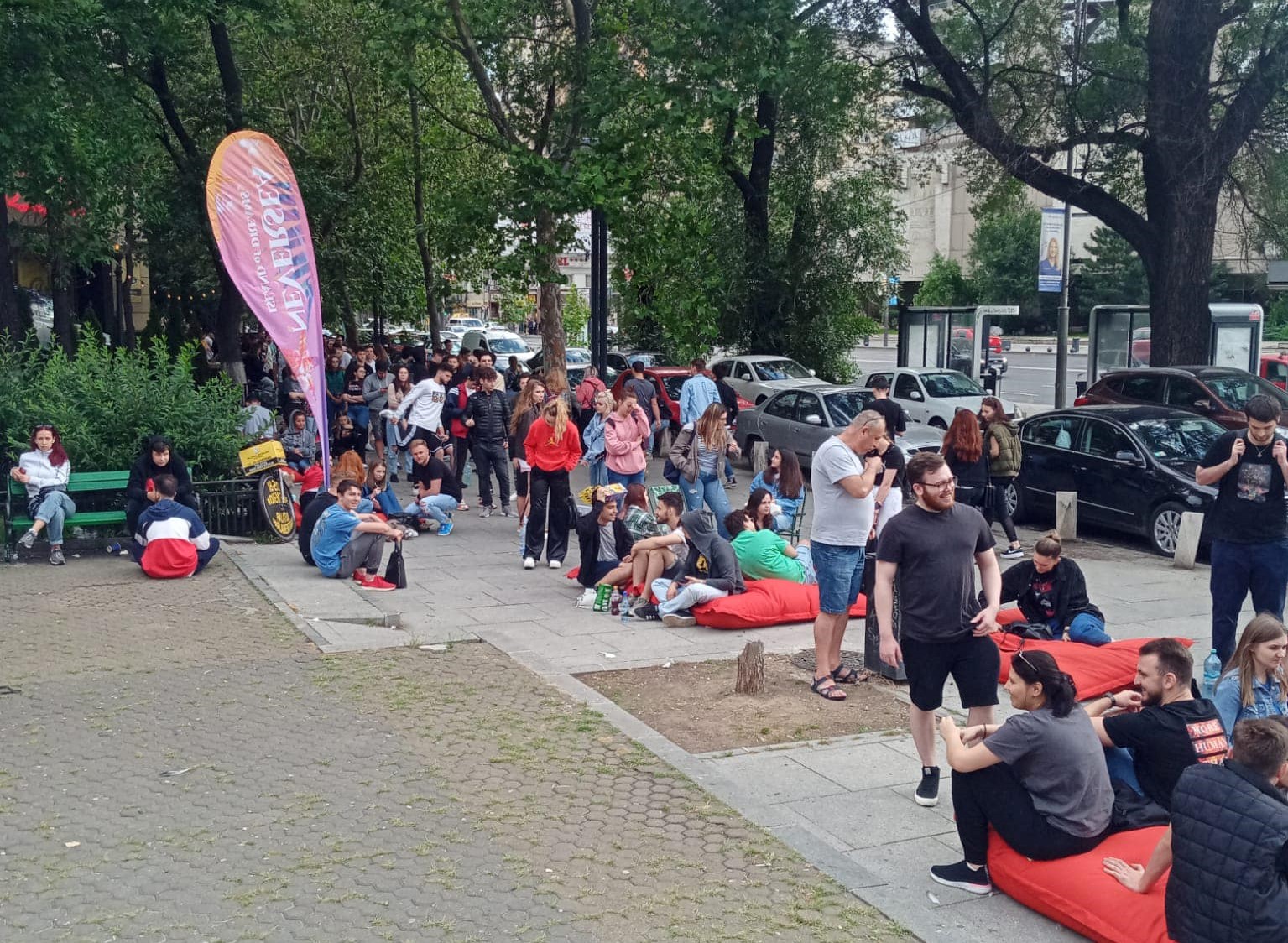 Zeci de persoane din București s-au strâns de la primele ore ale dimineții pentru a prinde un bilet la festivalul UNTOLD sau Neversea/ Foto: Diana Maria Voicu - Facebook
