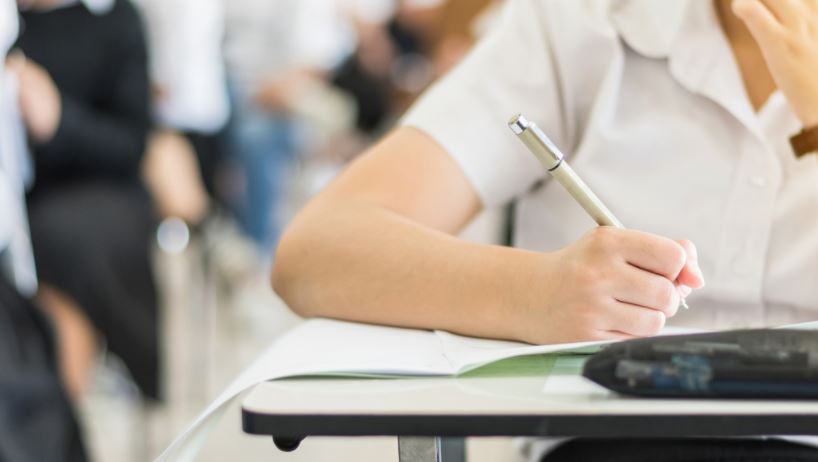 3.675 de absolvenți de liceu din Cluj au susținut prima probă scrisă de Bacalaureat / Foto: depositphotos.com