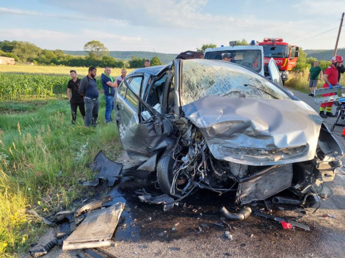 Accident grav cu 3 mașini la ieșire din Stolna