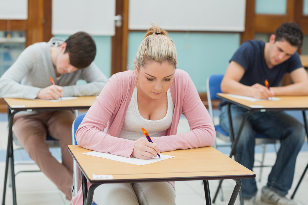 Absolvenții clasei a XII-a susțin proba obligatorie a profilului