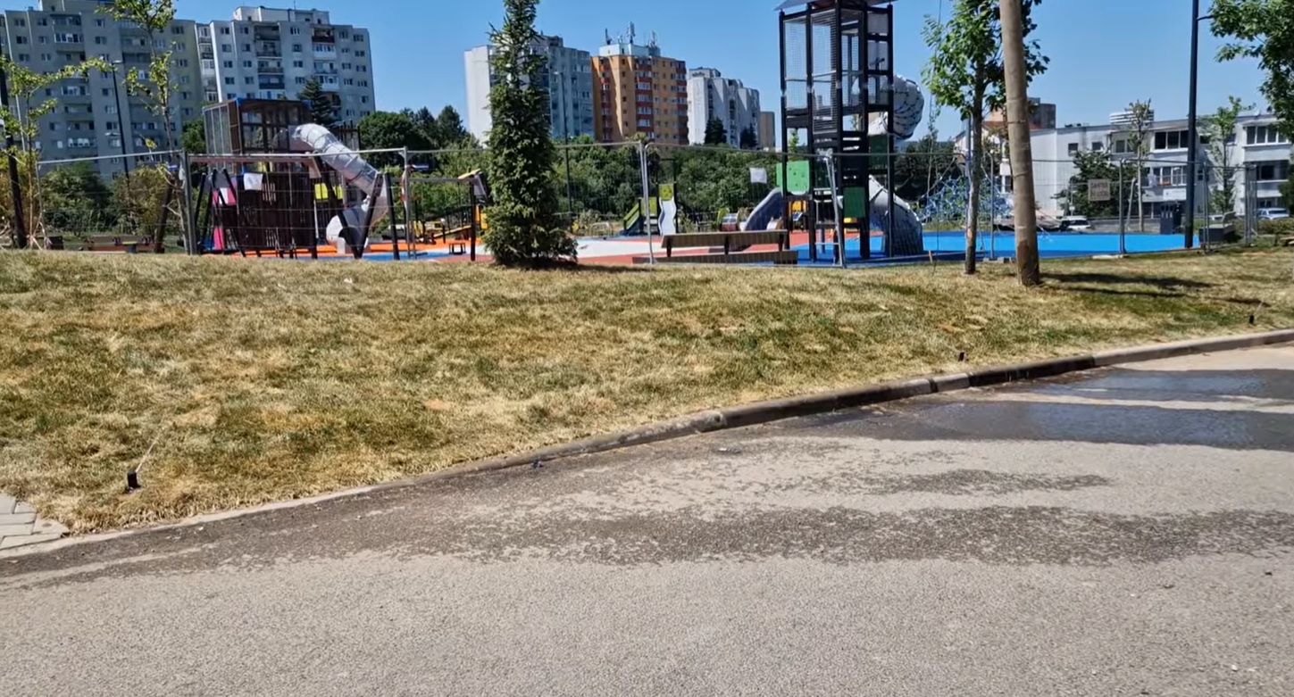 Canicula din ultimele zile și irigarea incorectă au „venit de hac” gazonului din noua bază sportivă din Mănăștur. FOTO: Captură ecran