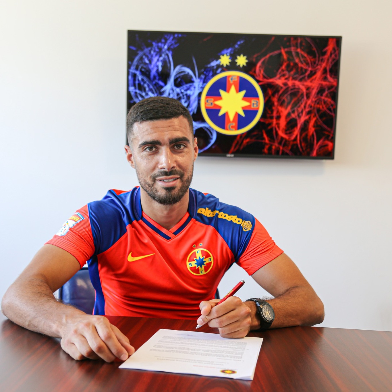 Bouhenna în tricoul lui FCSB. FOTO: FCSB