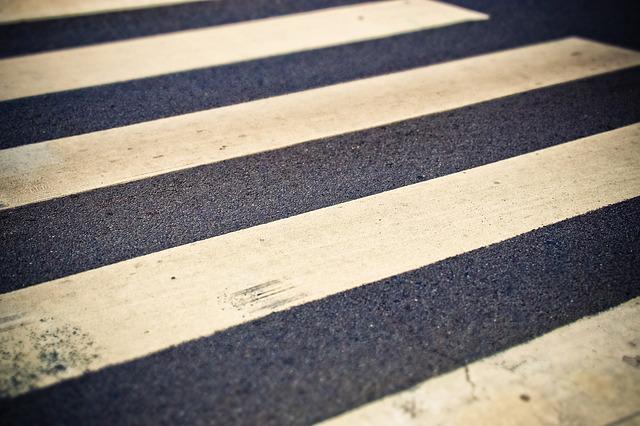 Femeie care traversa strada regulamentar