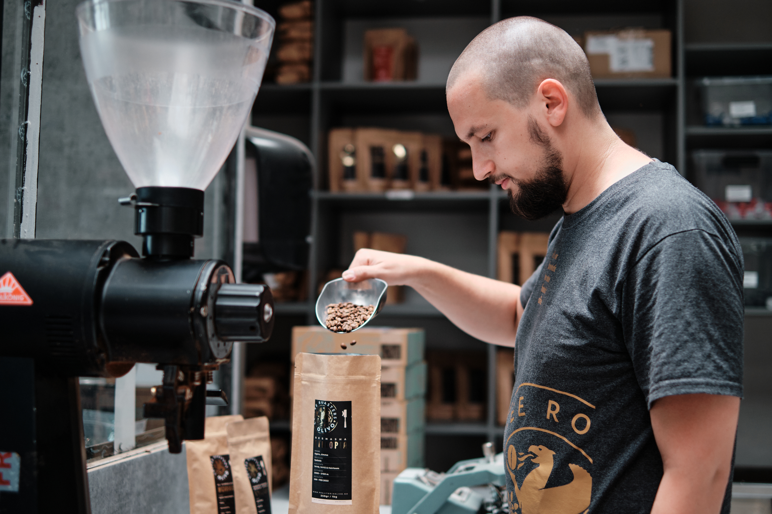 Răzvan Oniga la prăjitoria de cafea