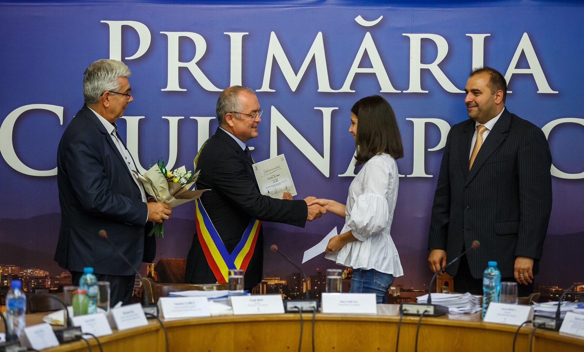 Emil Boc a premiat elevii de 10 ai Clujului. FOTO: Emil Boc Facebook